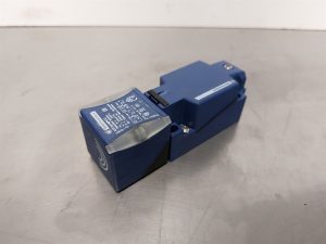 Telemecanique XS7C4A1MPG13 - Inductive proximity switch