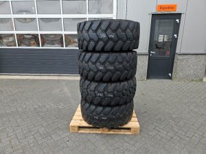 Schaeff SKL834-Firestone 405/70R18-Tire/Reifen/Band