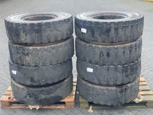 Liebherr LH40M-12.00-20 SOLID-Tire/Reifen/Band