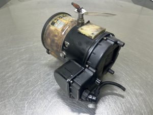 Liebherr A914-7028413-Lubricating pump