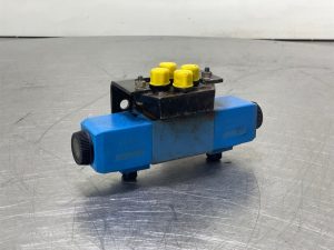 Liebherr L514 Speeder-5716859-NG6 4/3 Valve 12V
