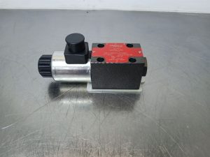 Yanmar SV120-5003700002 / 5999991536-NG6 4/2 Valve 12V