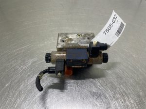 Komatsu WA200-Rexroth 4WE6H62/EG24N9K4-NG6 Assembly
